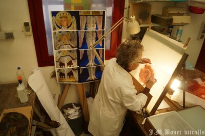 ガラスへの絵付け作業