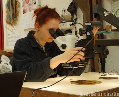 修復作業中のステンドグラス