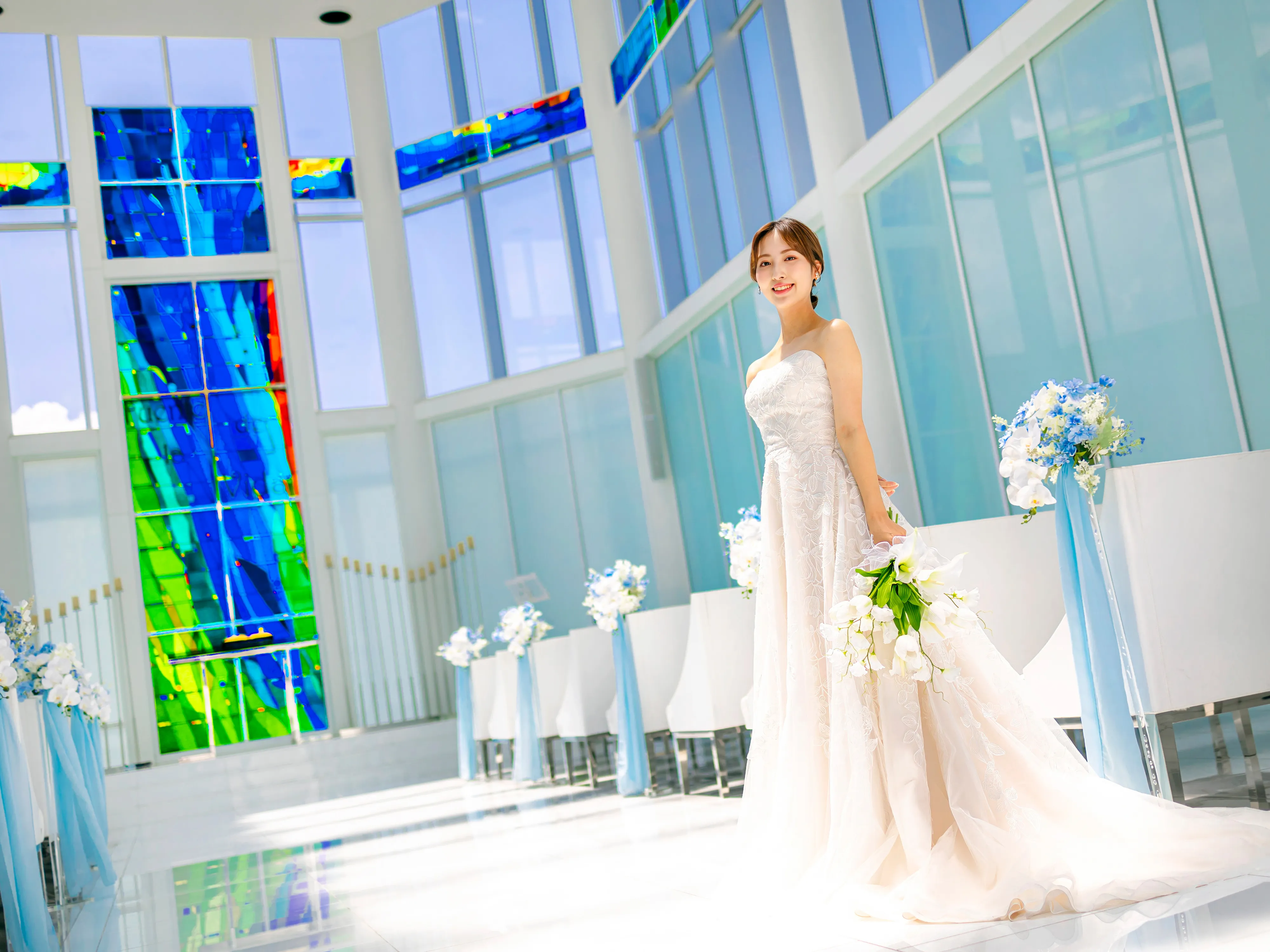 ラメゾンSuiteりんくう チャペル内観とステンドグラス