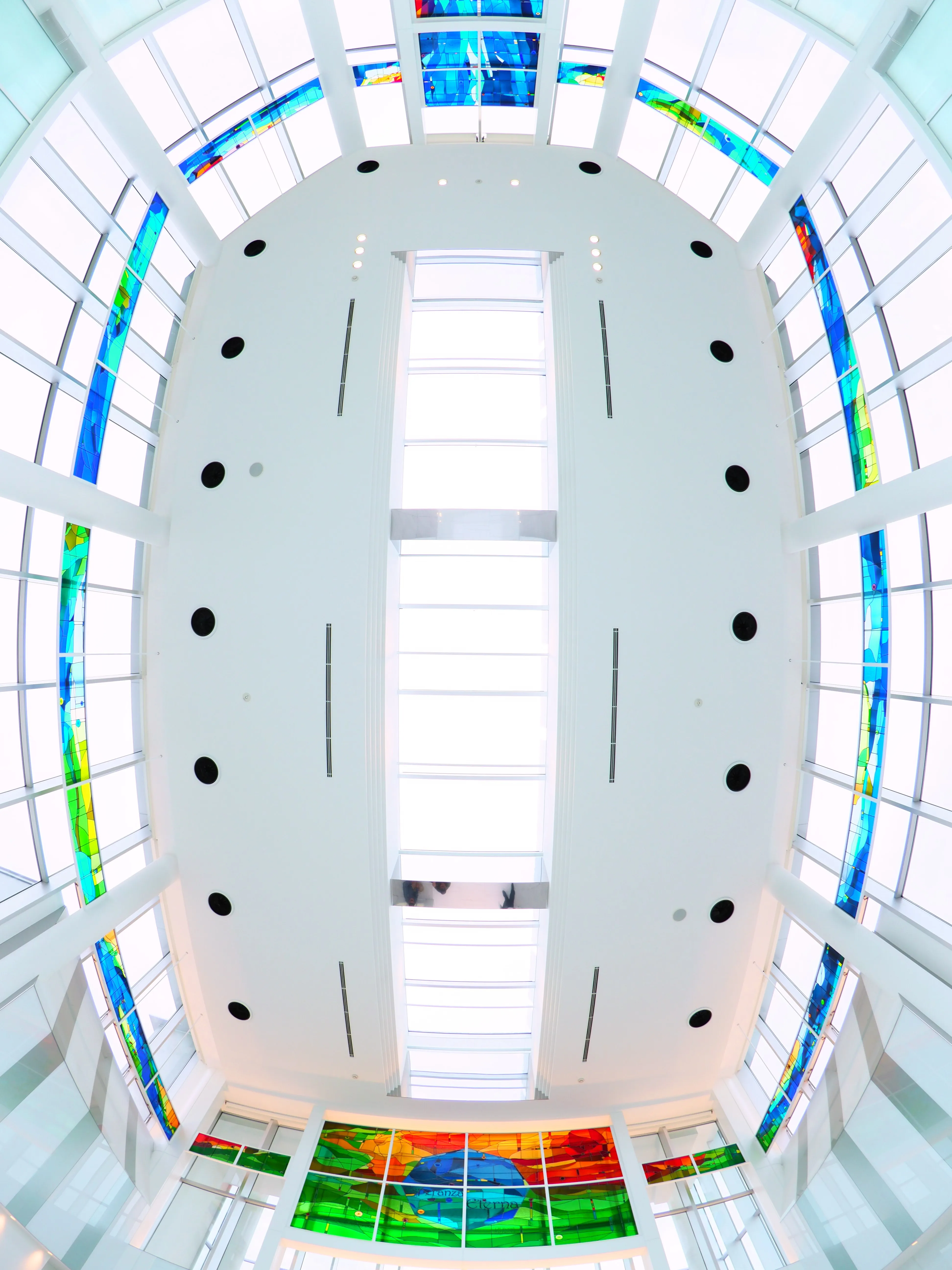 チャペル天井からのステンドグラス全景