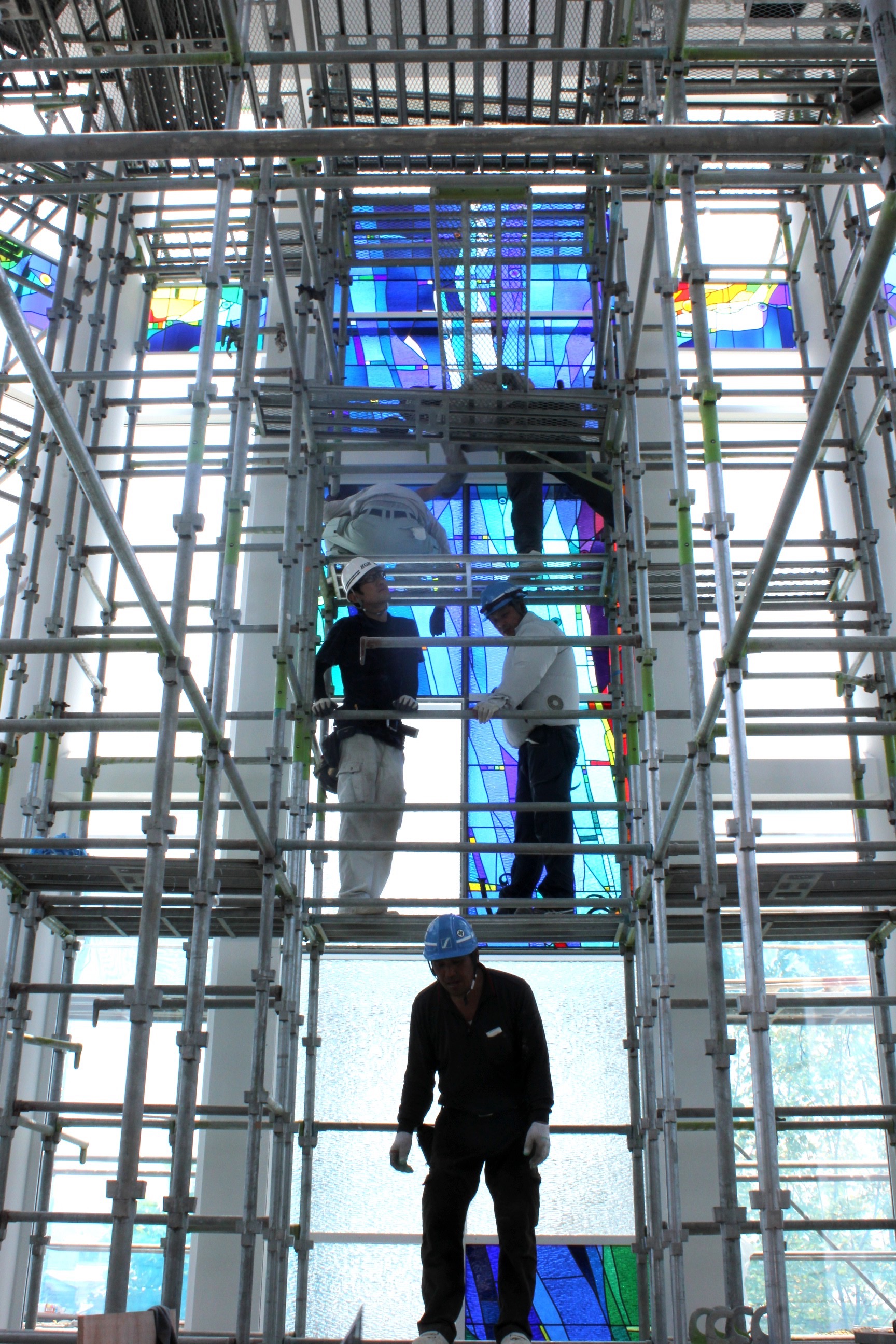 設置工事の様子 — 足場上でのパネル取付