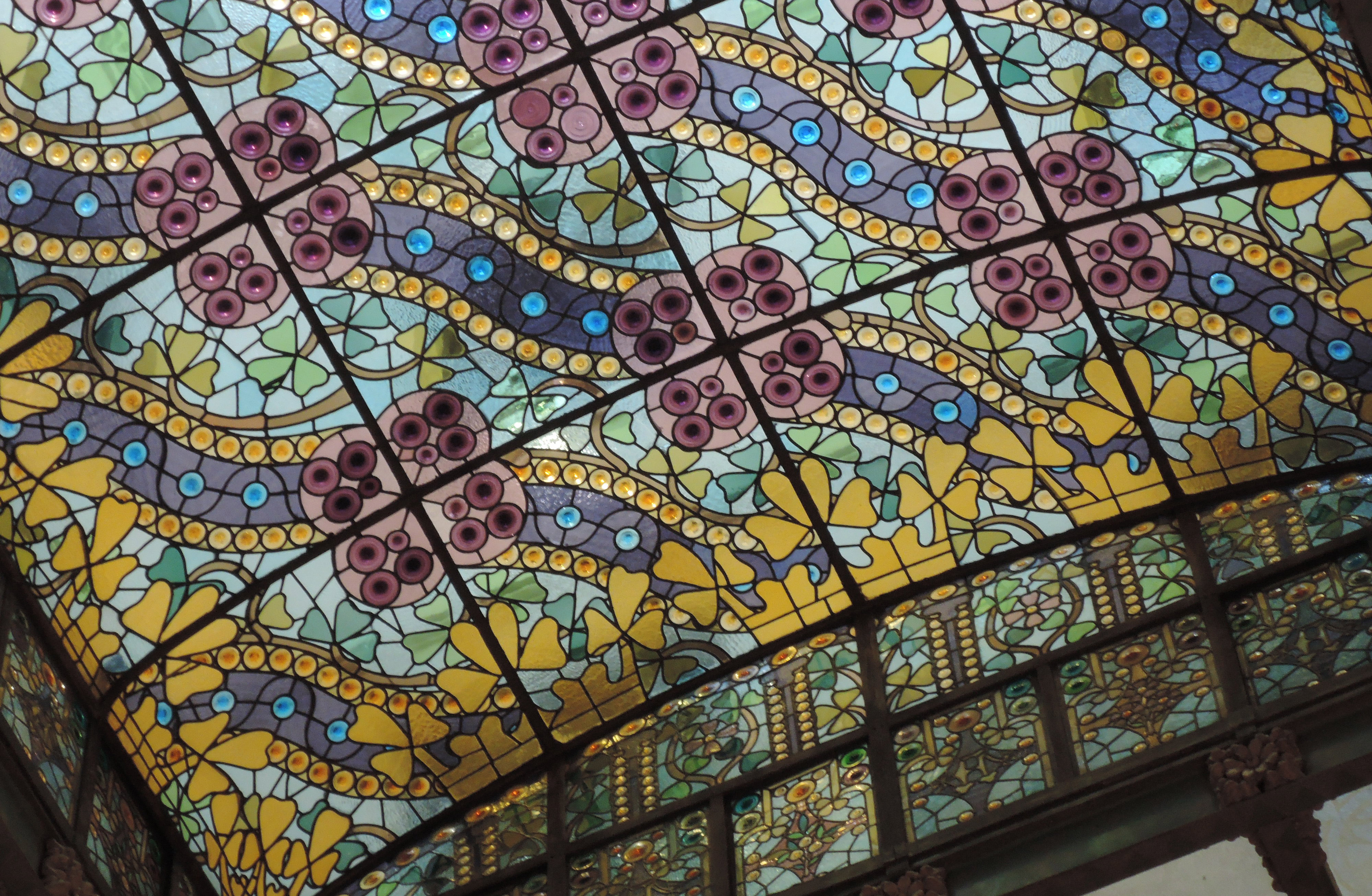 カサ・アマトリェール — 着色ガラス＋サンドブラストによる天窓ステンドグラス