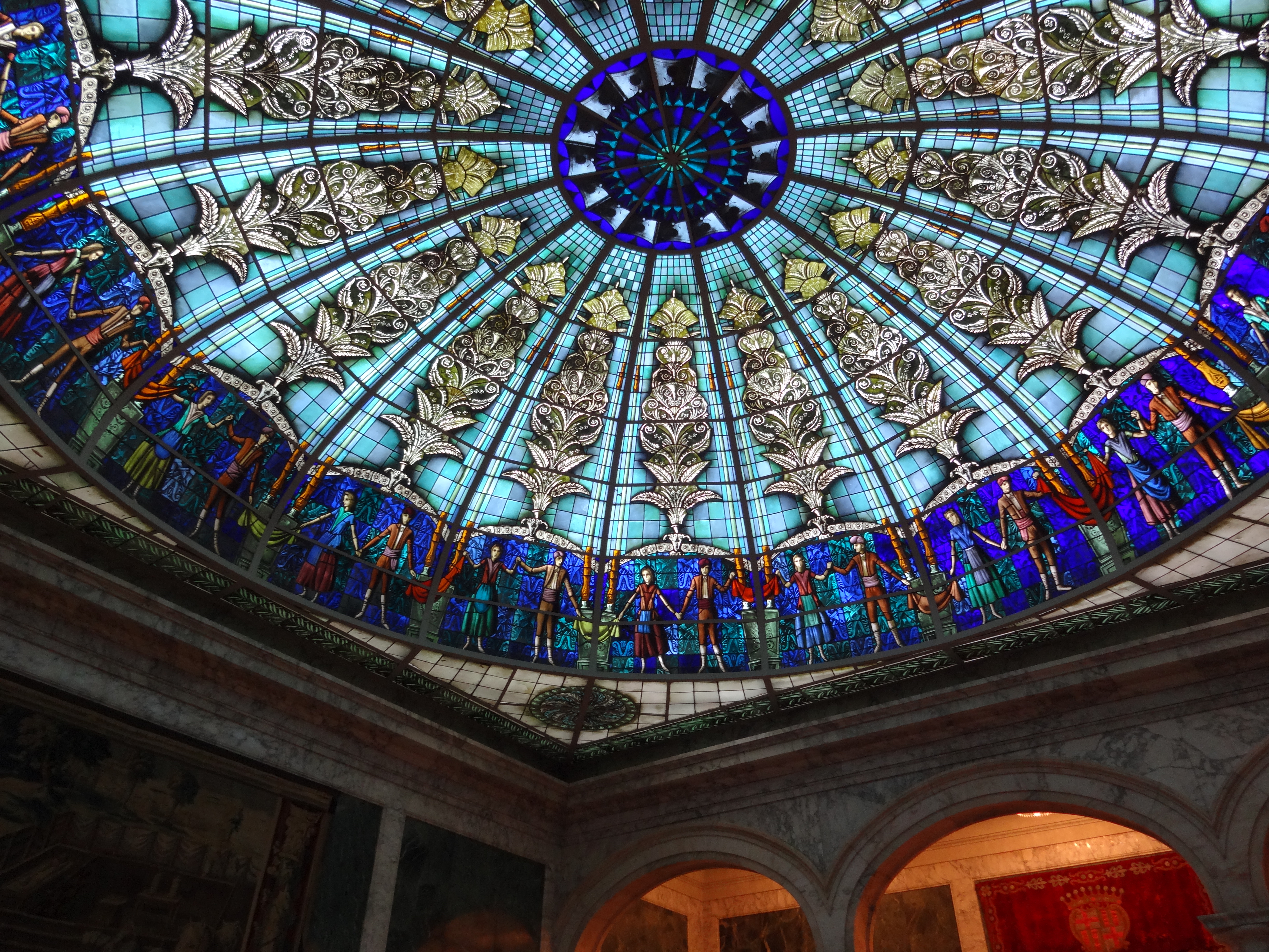 アルベニス宮殿 — 絵付け画＋シルク印刷によるドーム天井ステンドグラス