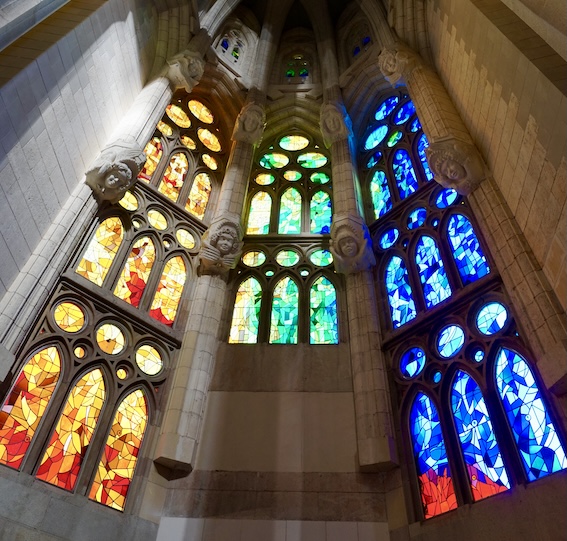 サグラダ・ファミリア 内部のカラフルなステンドグラス