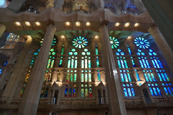 サグラダ・ファミリア ステンドグラス壁面の全景