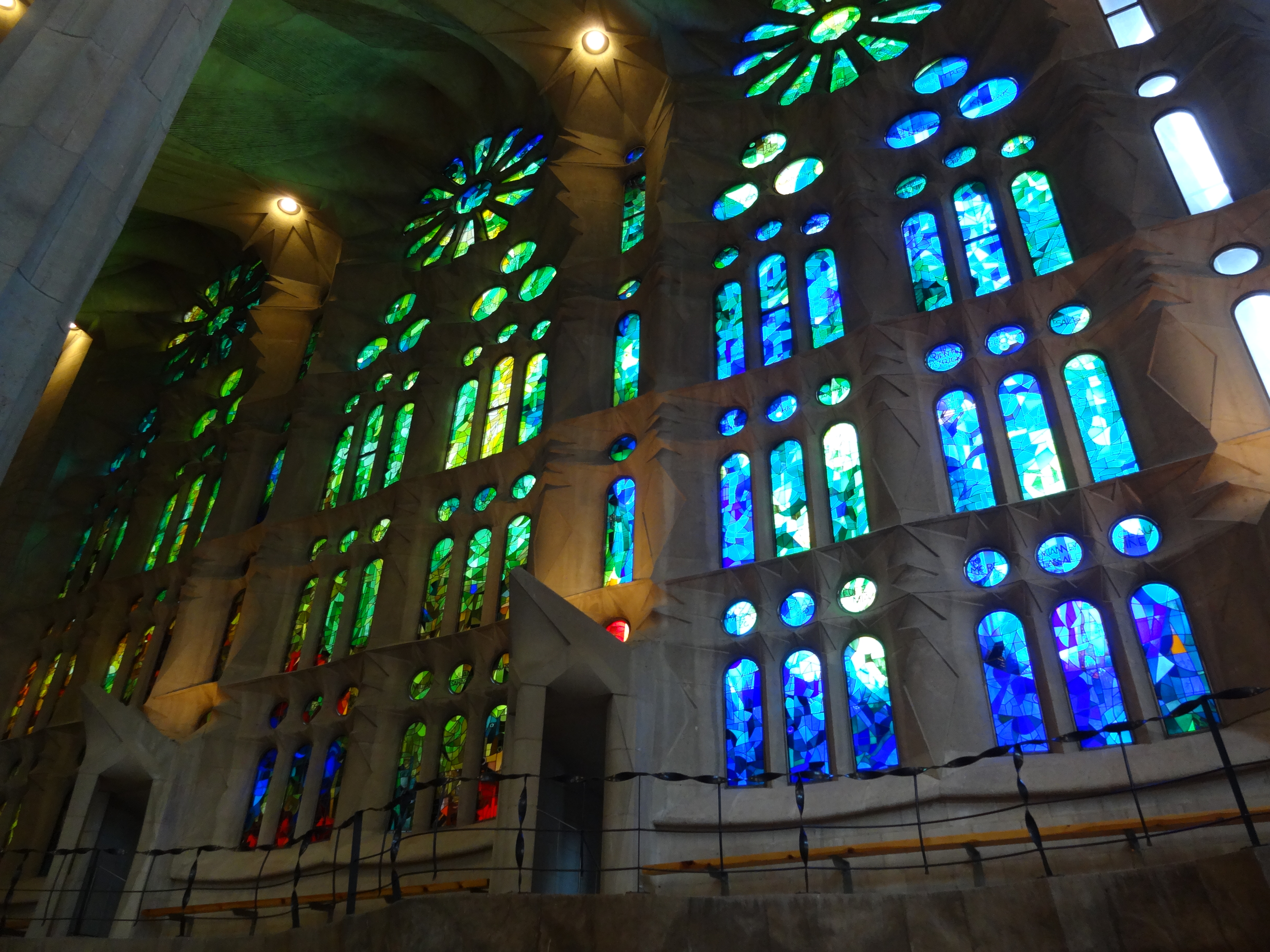 サグラダ・ファミリア 身廊 寒色のステンドグラス壁面