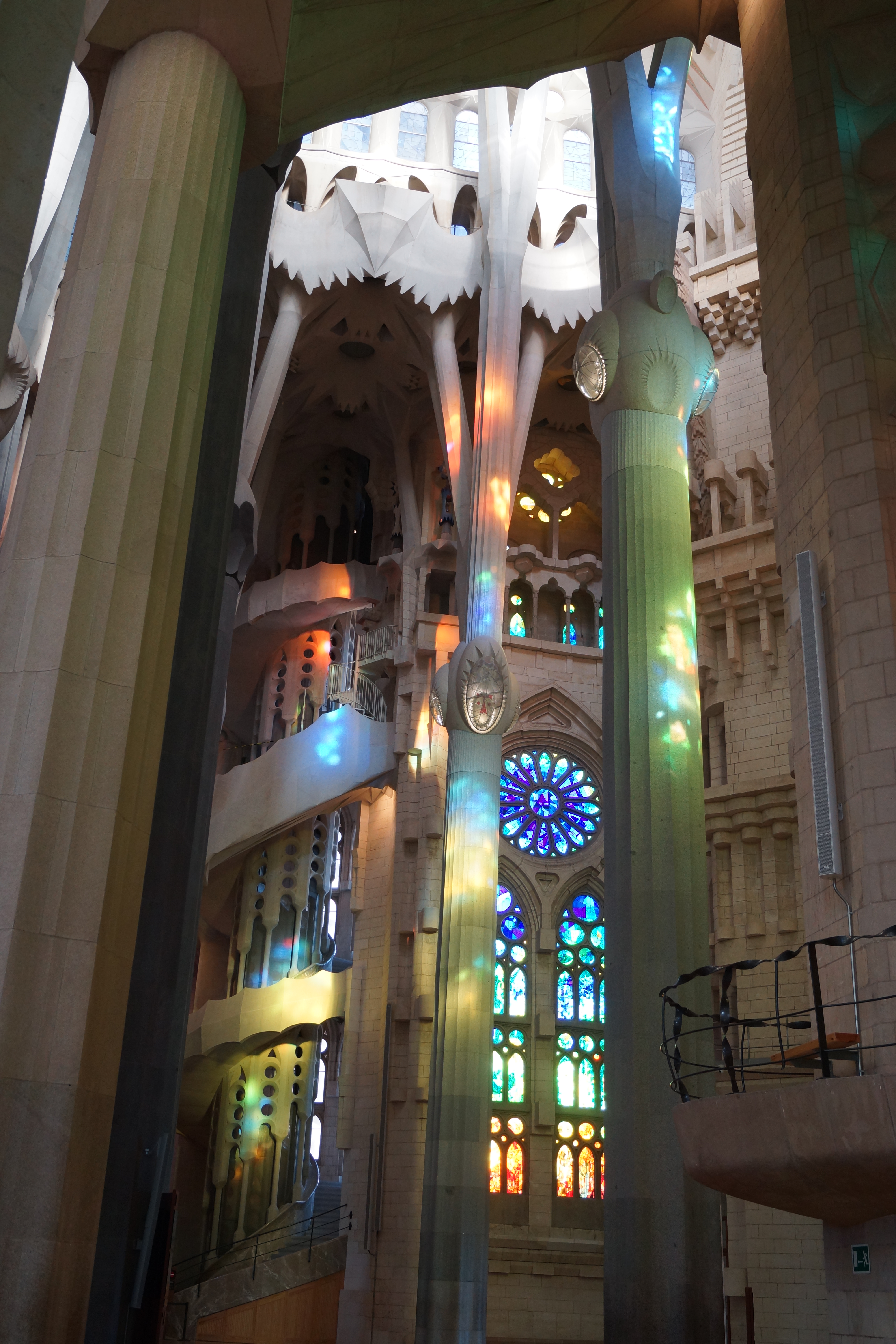 内部 柱とバラ窓に映るカラフルな光の反射