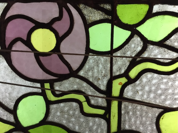 カサバトリョ ステンドグラス 花模様の接写