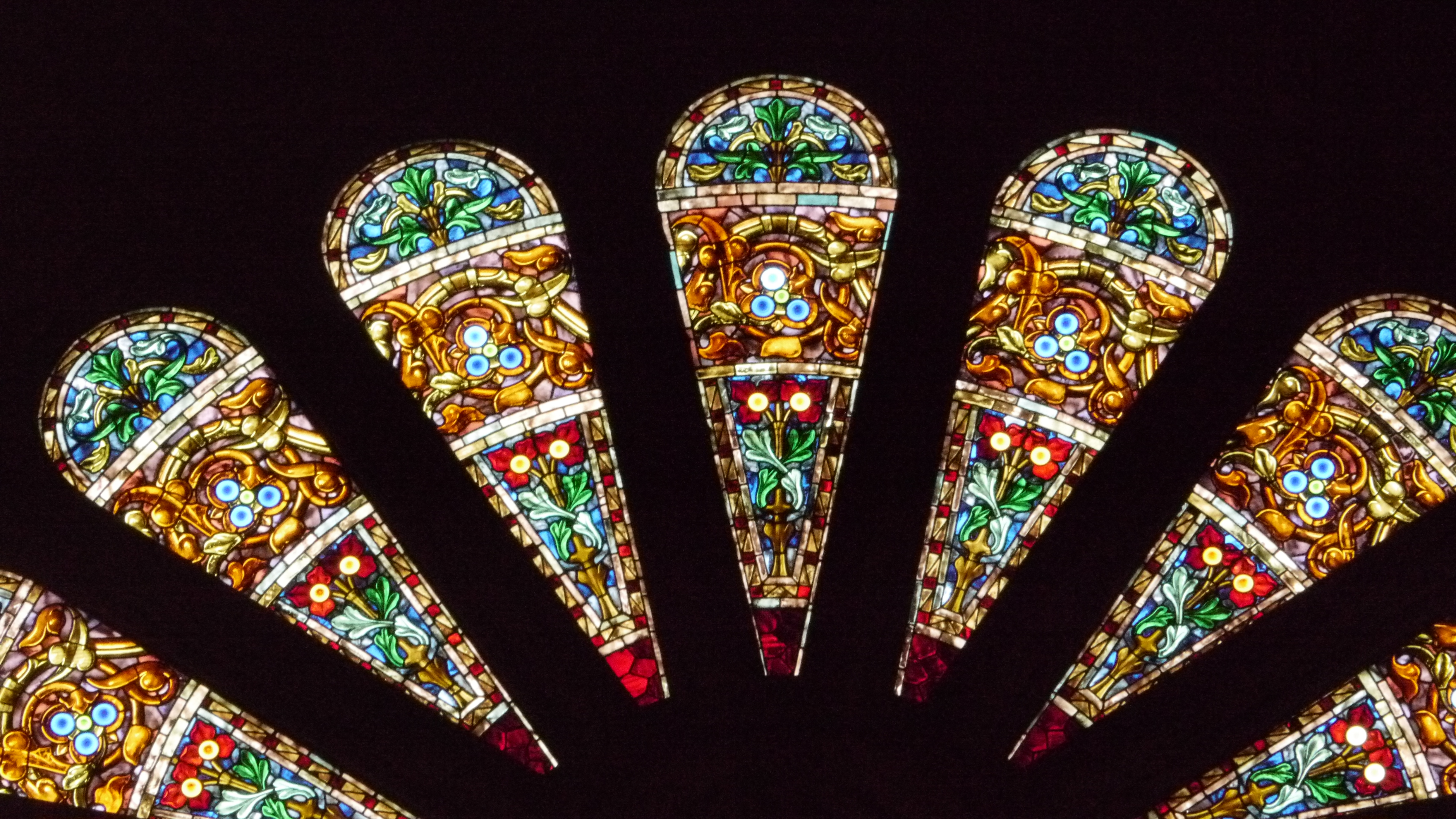 裁判所宮殿 バラ窓 花柄ステンドグラスの接写