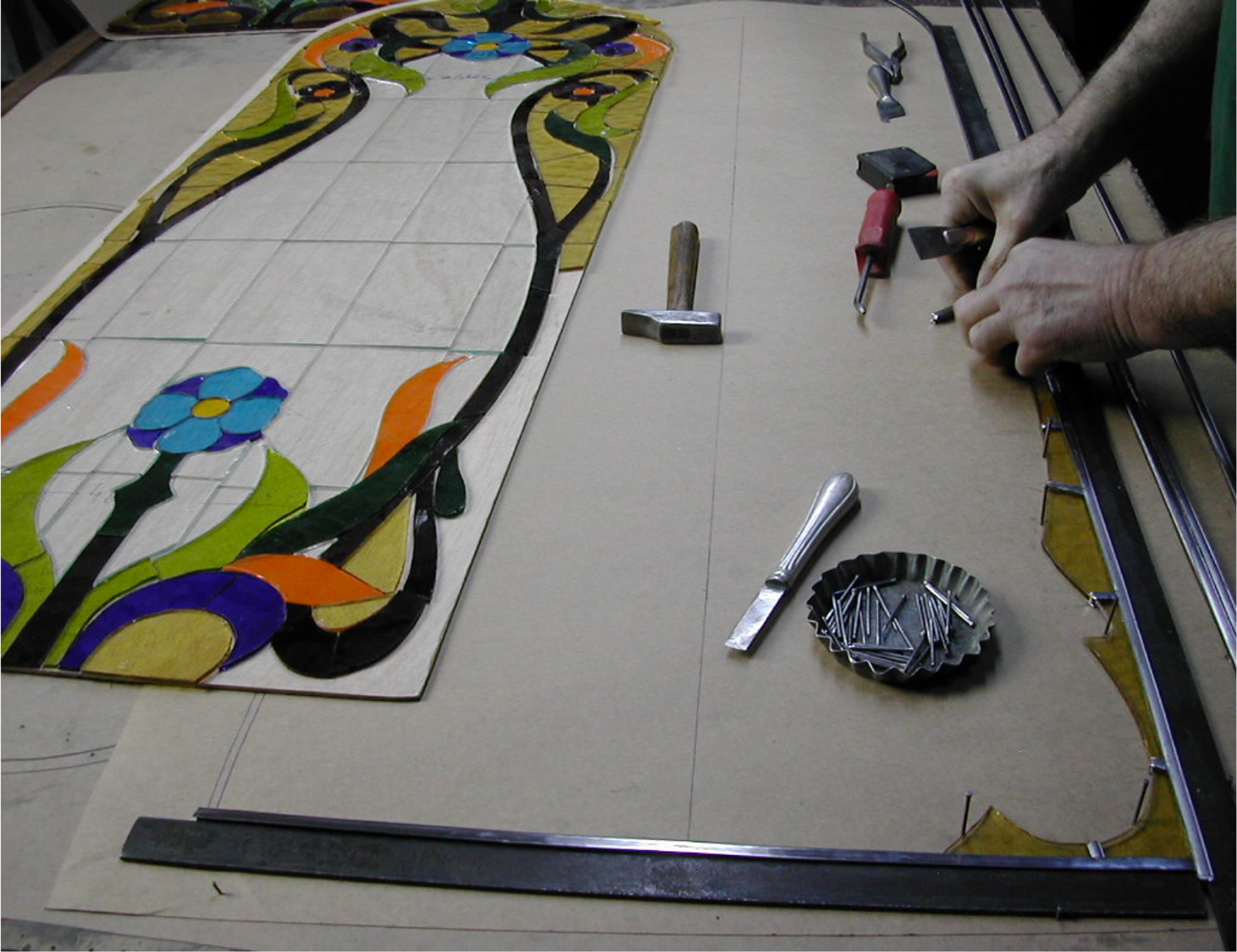 鉛線組み作業 — 花モチーフ