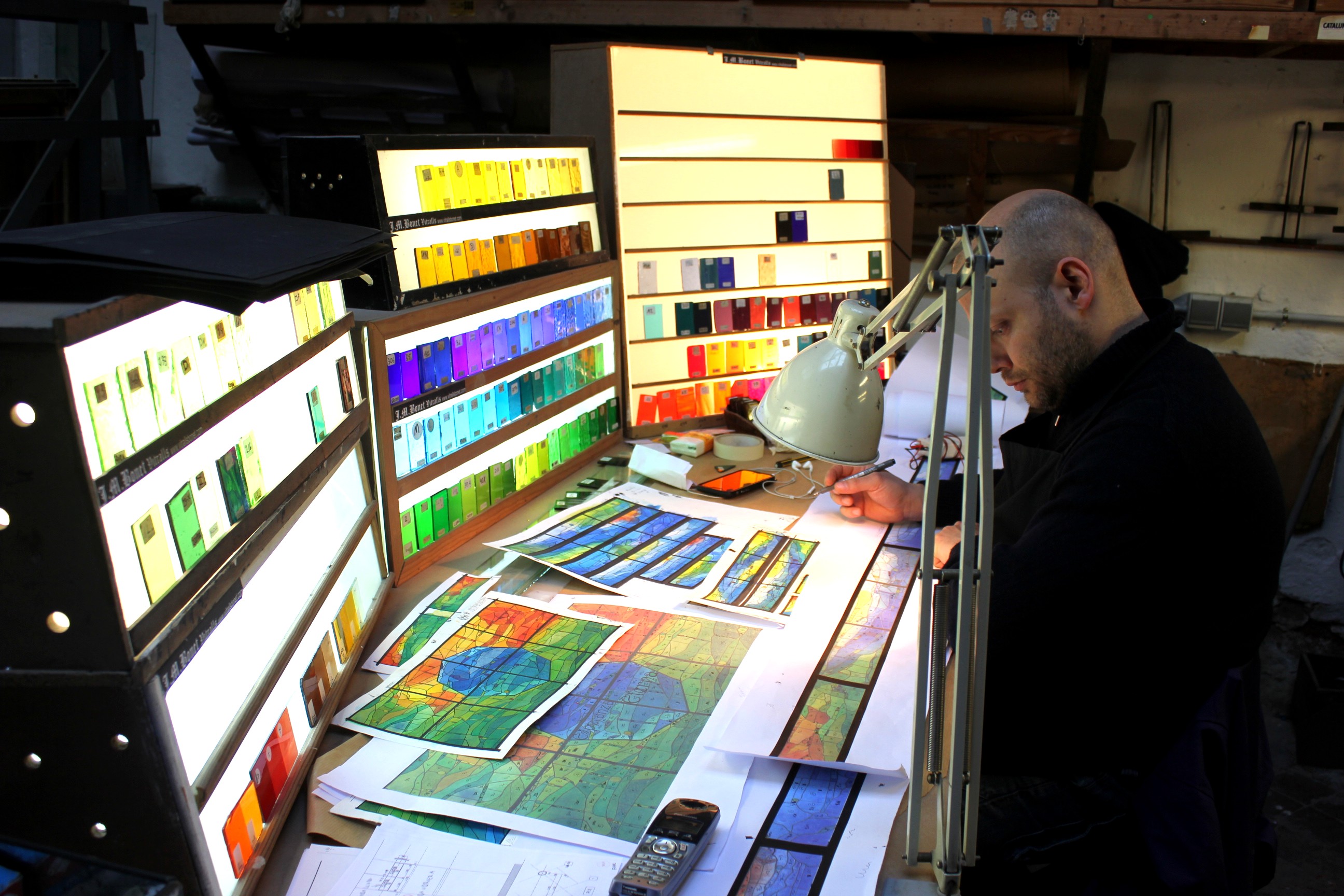 デザイン設計 — 色彩検討の様子