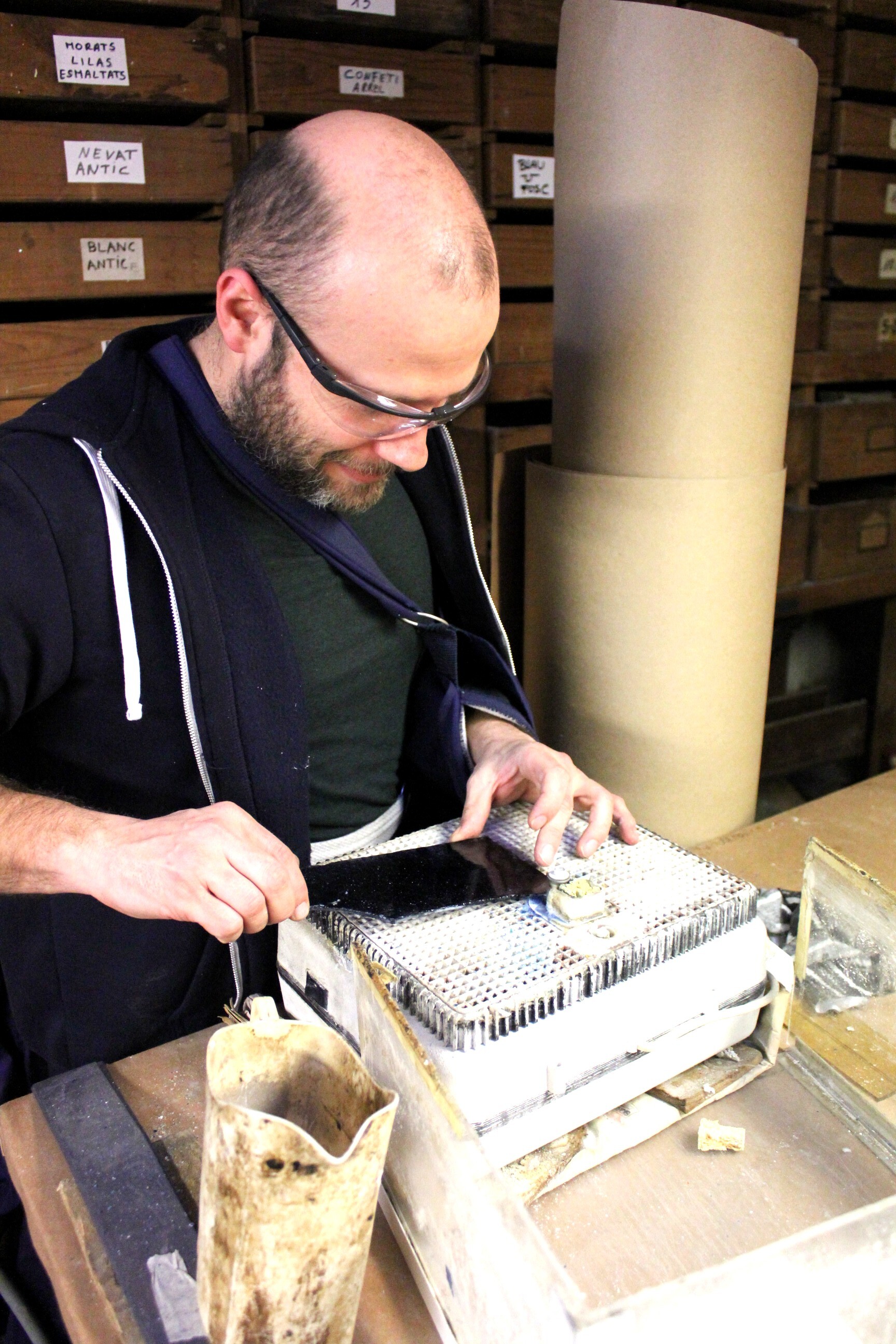 工房での制作風景 鉛線はんだ付け作業