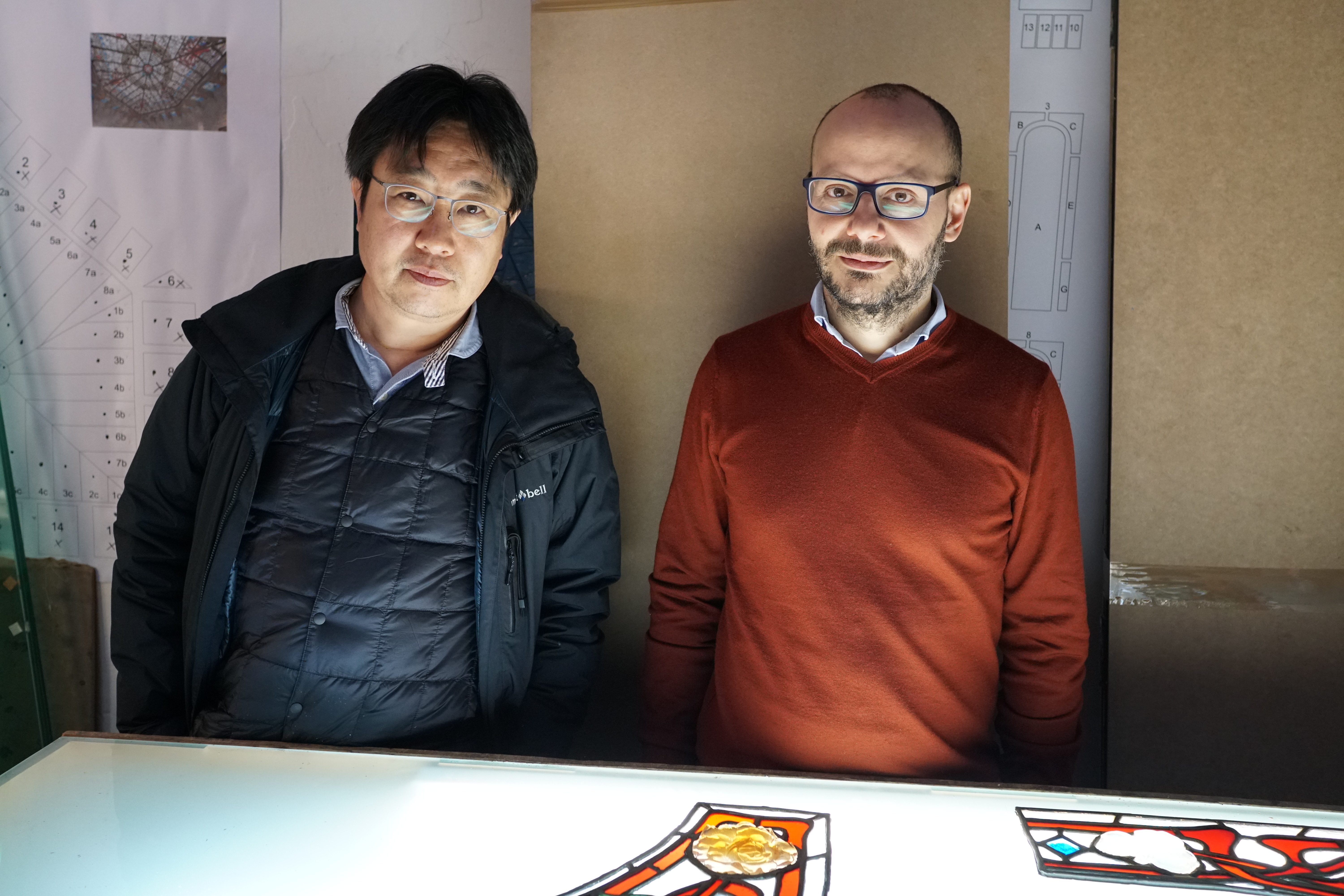 ご相談風景 — ライトテーブル前での打ち合わせ